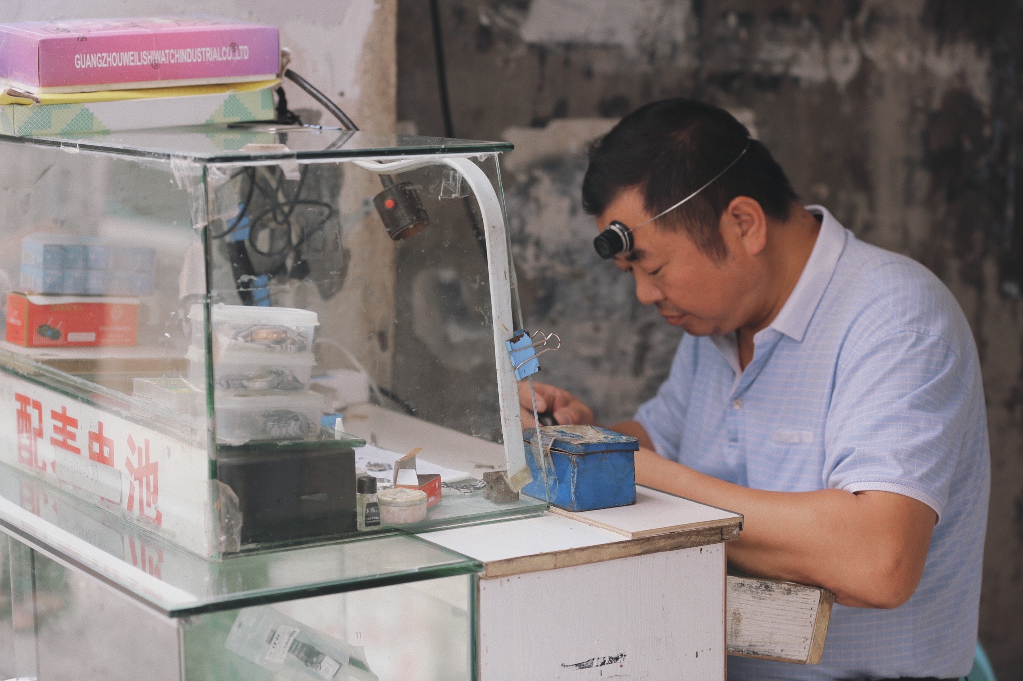 周师傅的修表摊在重庆万州高笋塘开了有23年.