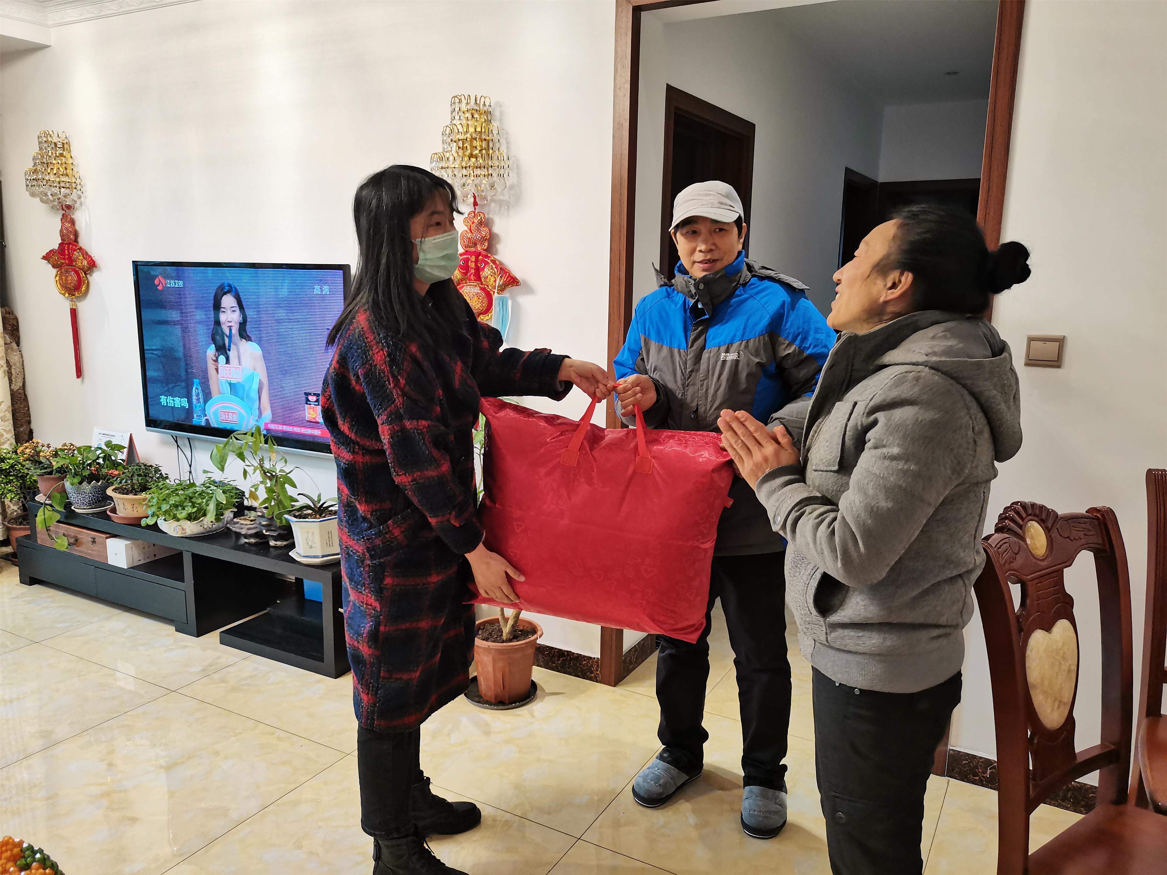 新桥街道凤鸣山社区:冬日送温暖 棉被暖人心