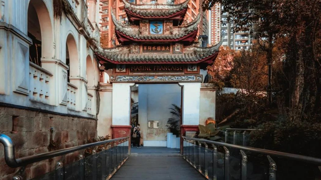 重庆南岸法国水师兵营中式牌楼里的欧式古堡