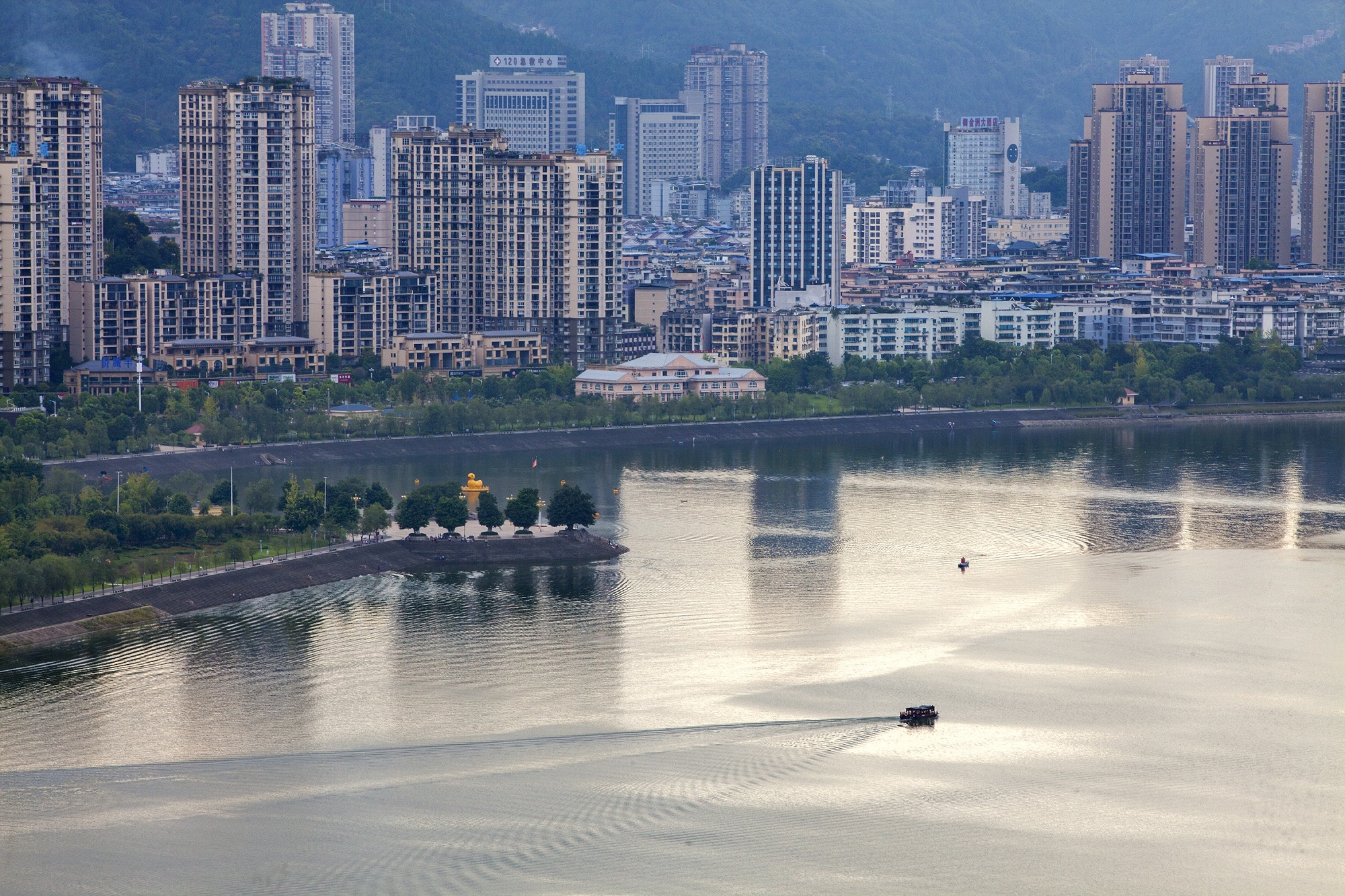 重庆开州:汉丰湖蓄水175米 水天一色好壮美