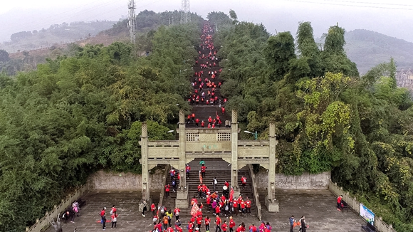 北碚区“牛气冲天  嗨动碚城”新年登高活动。北碚区委宣传部供图 华龙网发