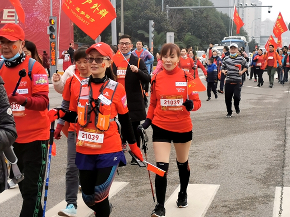 市民参加新年登缙云山活动。北碚区委宣传部供图 华龙网发