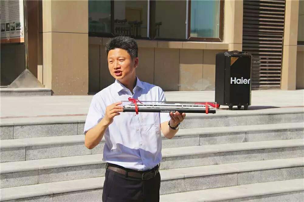 作为大足区龙岗一小及大足中学优秀毕业生,邓小军受到了家长和孩子们