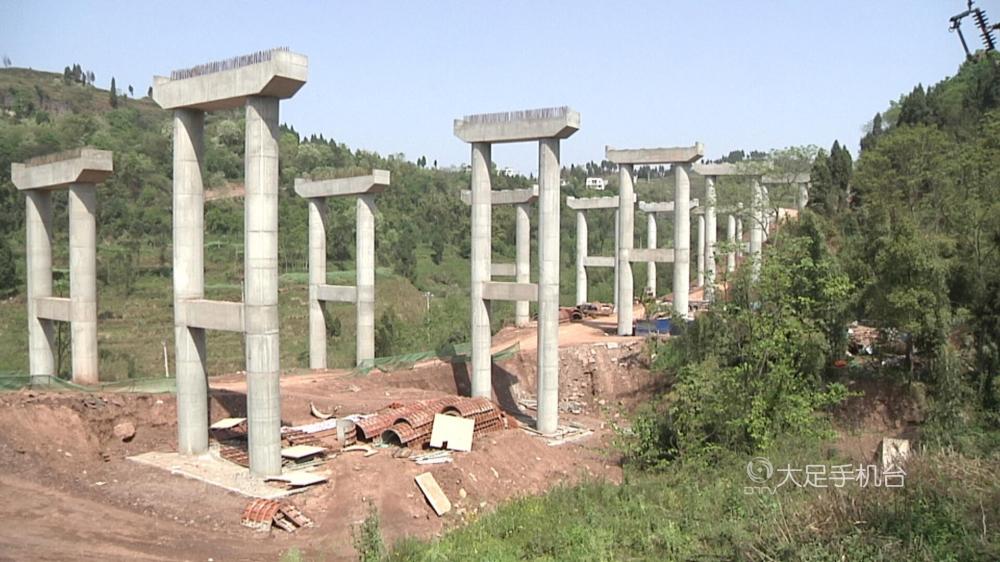 潼荣高速公路最高桥梁长岗岭二号桥开始架梁