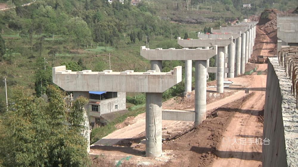 潼荣高速公路最高桥梁长岗岭二号桥开始架梁