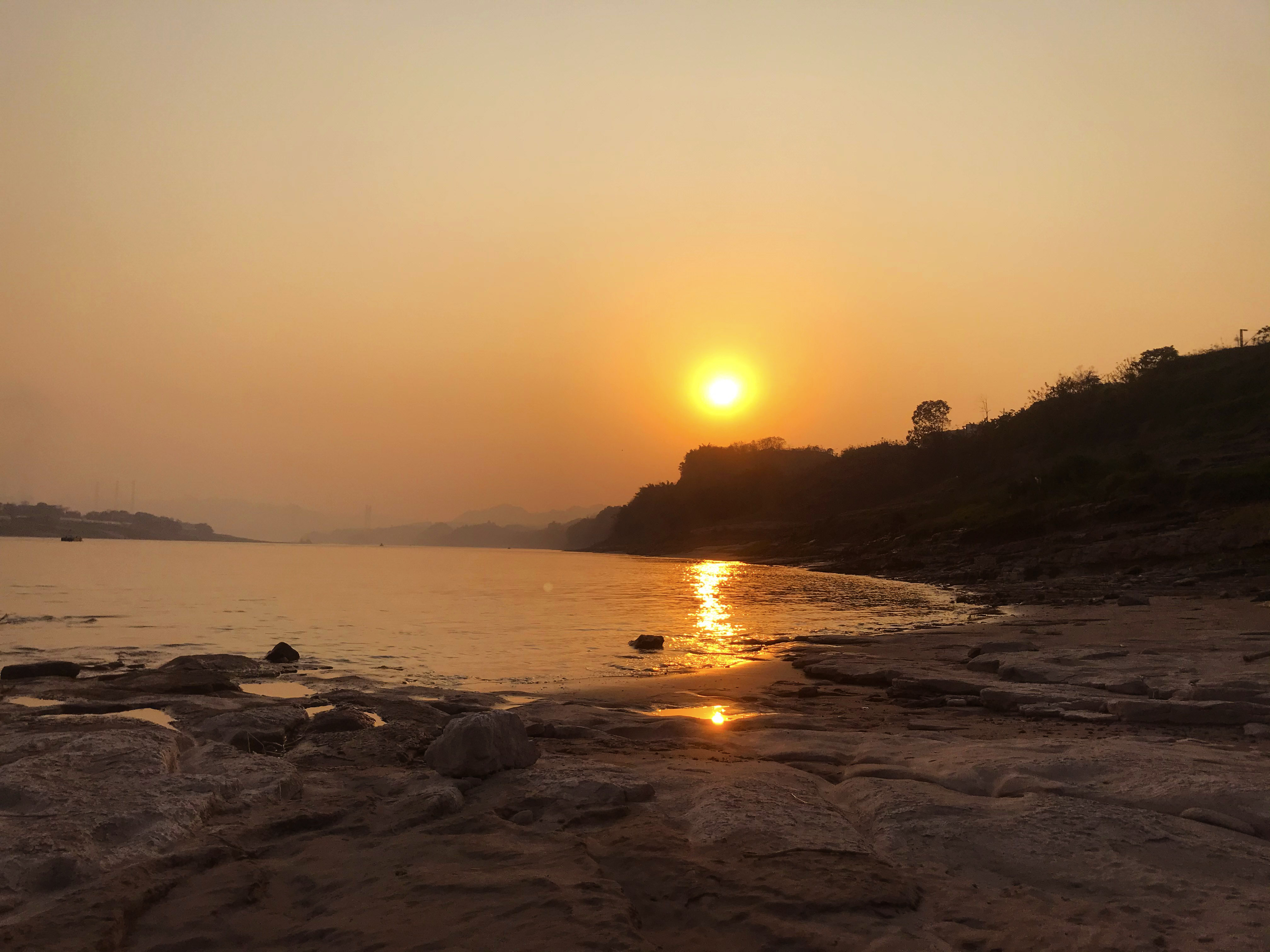 重庆大渡口浪拍跳磴岸落日映江红