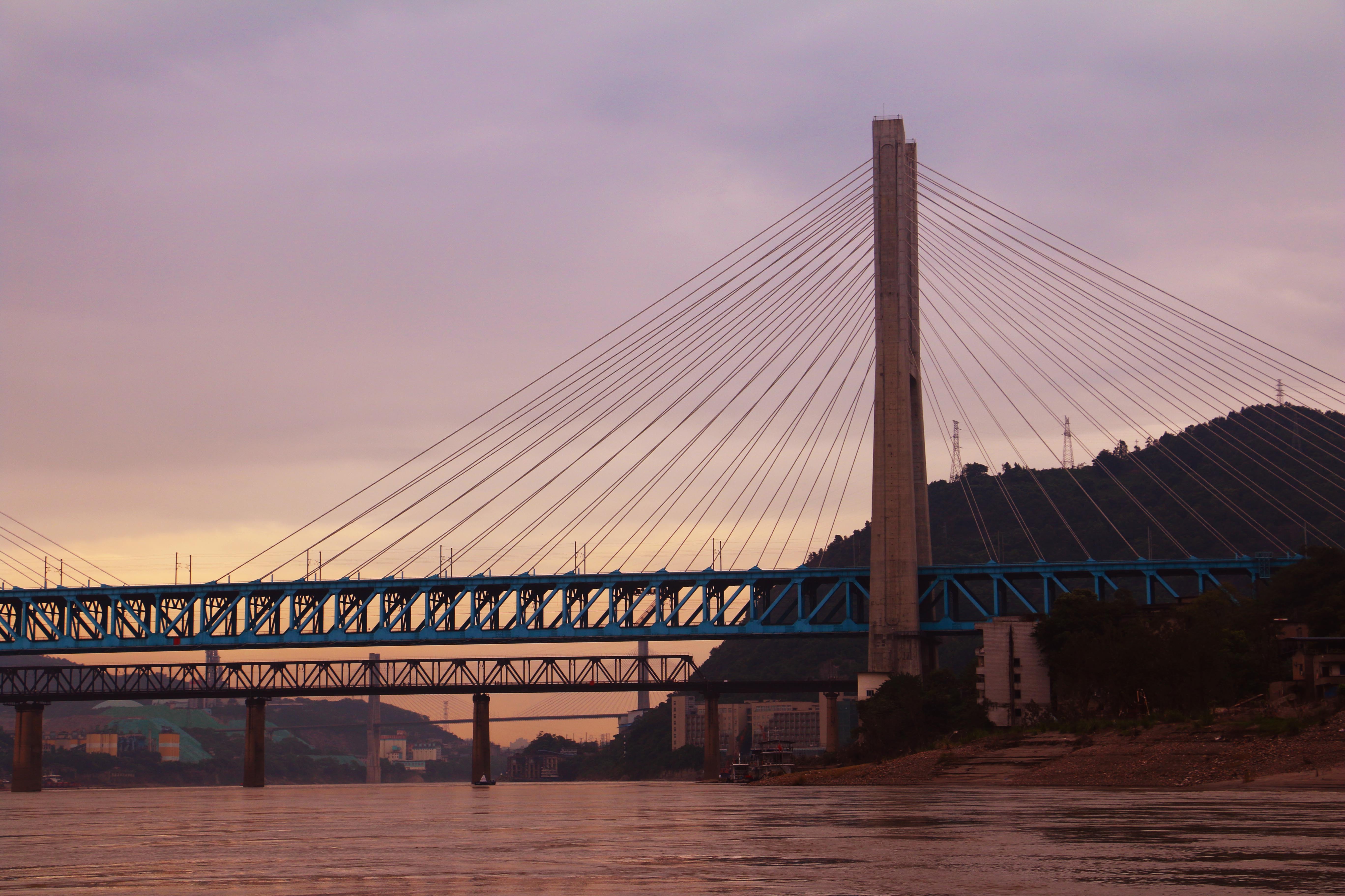 夕阳下的白沙沱长江大桥和新白沙沱长江特大桥(摄影:谢超然)