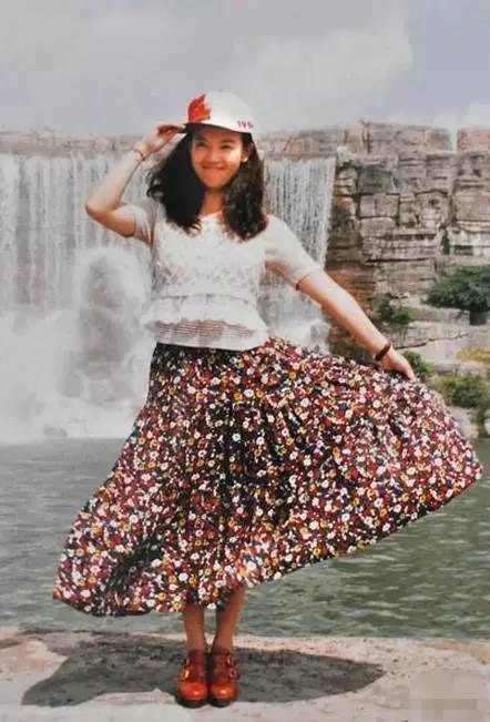 但依然微微一笑就倾城80年代,爱美的女子并没有太多化妆品只是纯纯的