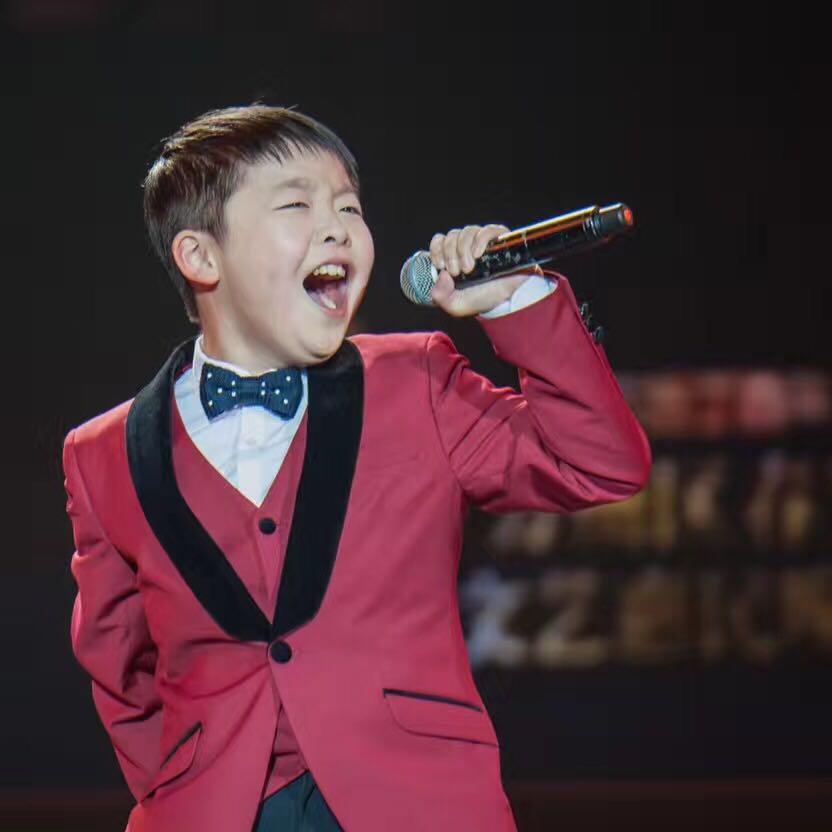 小巨肺李成宇现身万州春晚