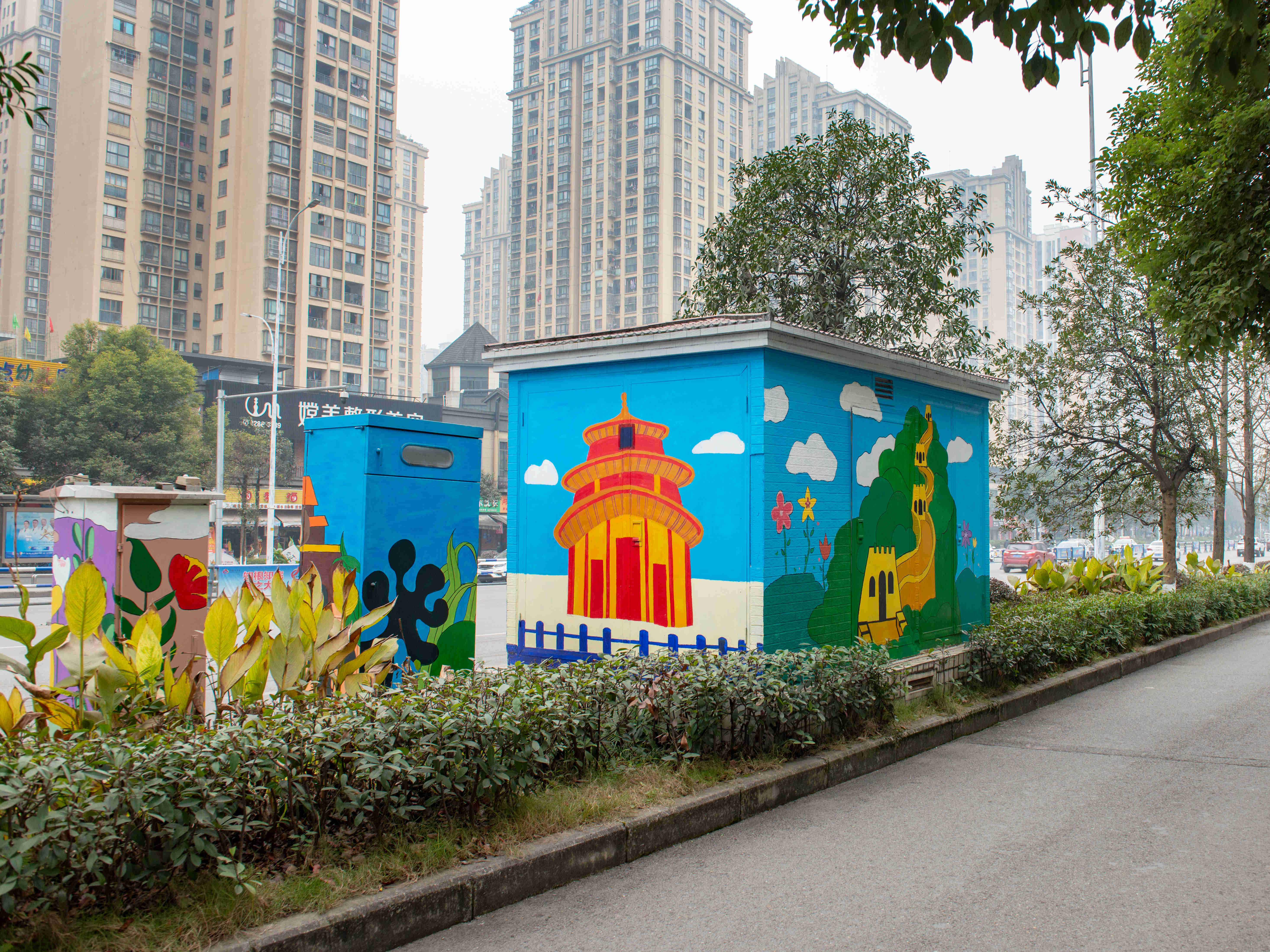 以前,在合阳城区主次干道,老旧小区,随处可见各类箱体或破损墙面,经常