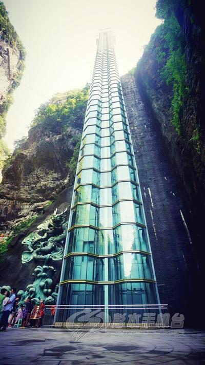 转乘公交车(4元)或出租车(10元)至彭水县县城,到达县城大转盘下车,转