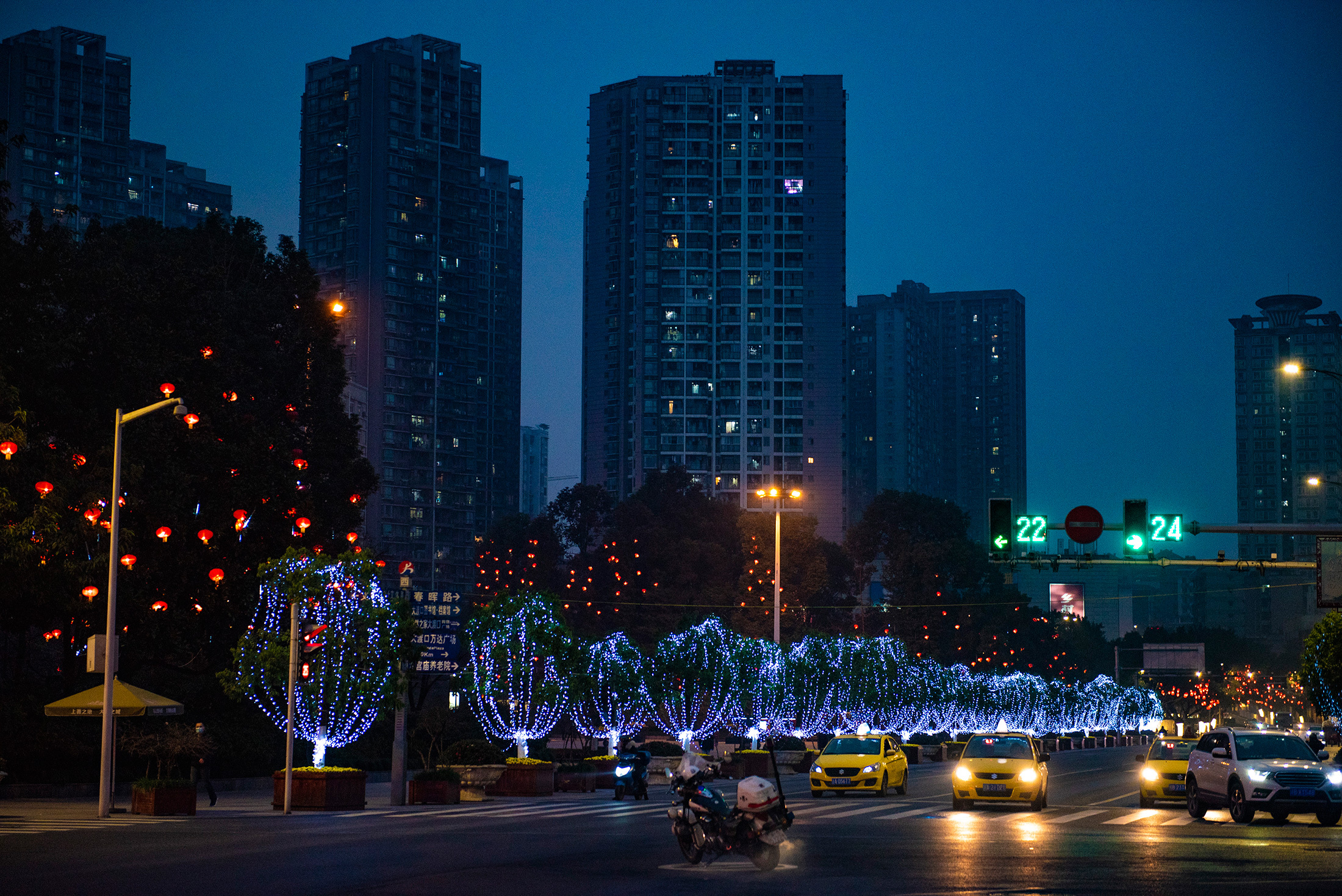 重庆大渡口:年味渐浓 迎春灯饰扮靓城市夜景