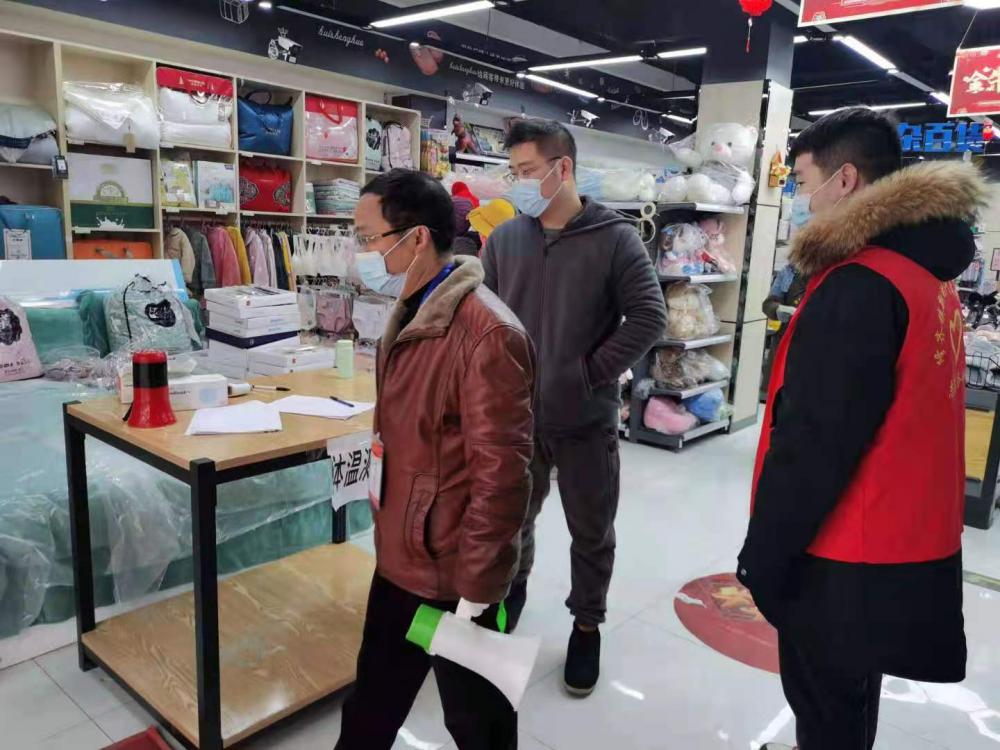 志愿者正在对超市的防疫措施进行检查（修齐镇石景社区供图）.jpg