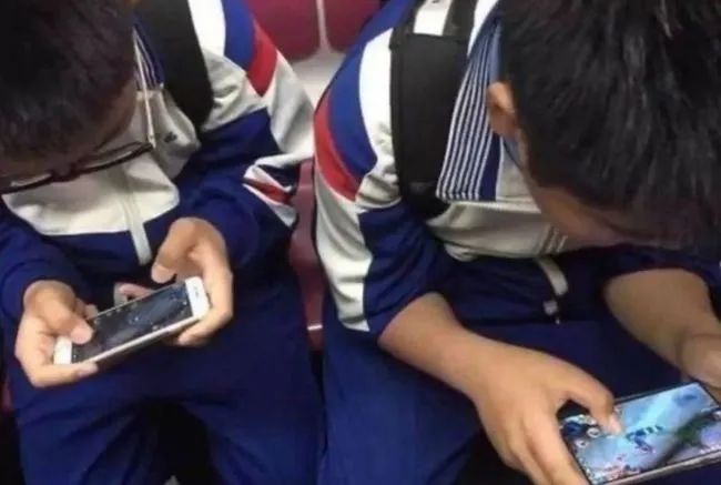 青少年和手机等互联网终端的关系,显然不是单单依靠校园这一地理区域