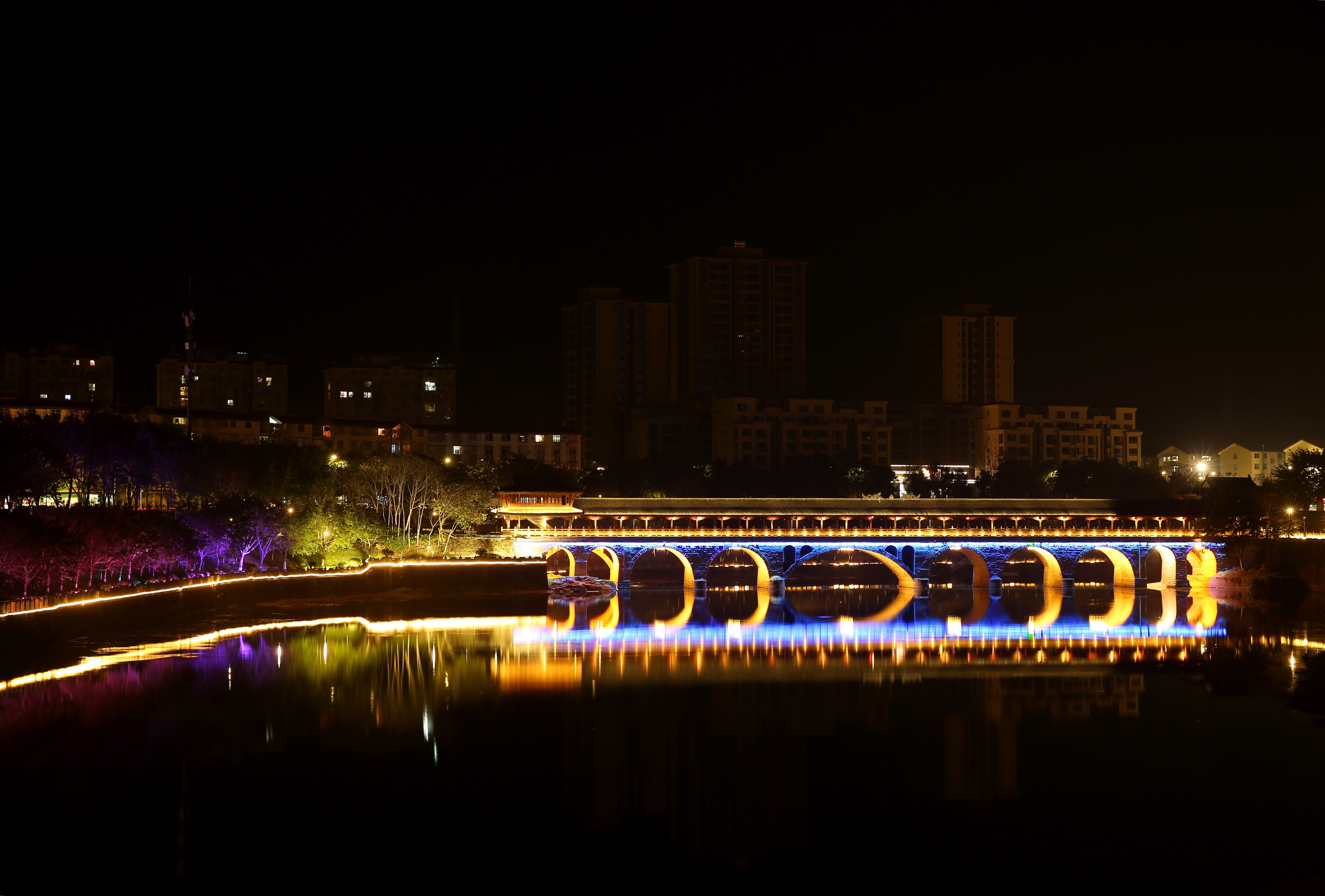 重庆荣昌:灯饰亮 年味浓