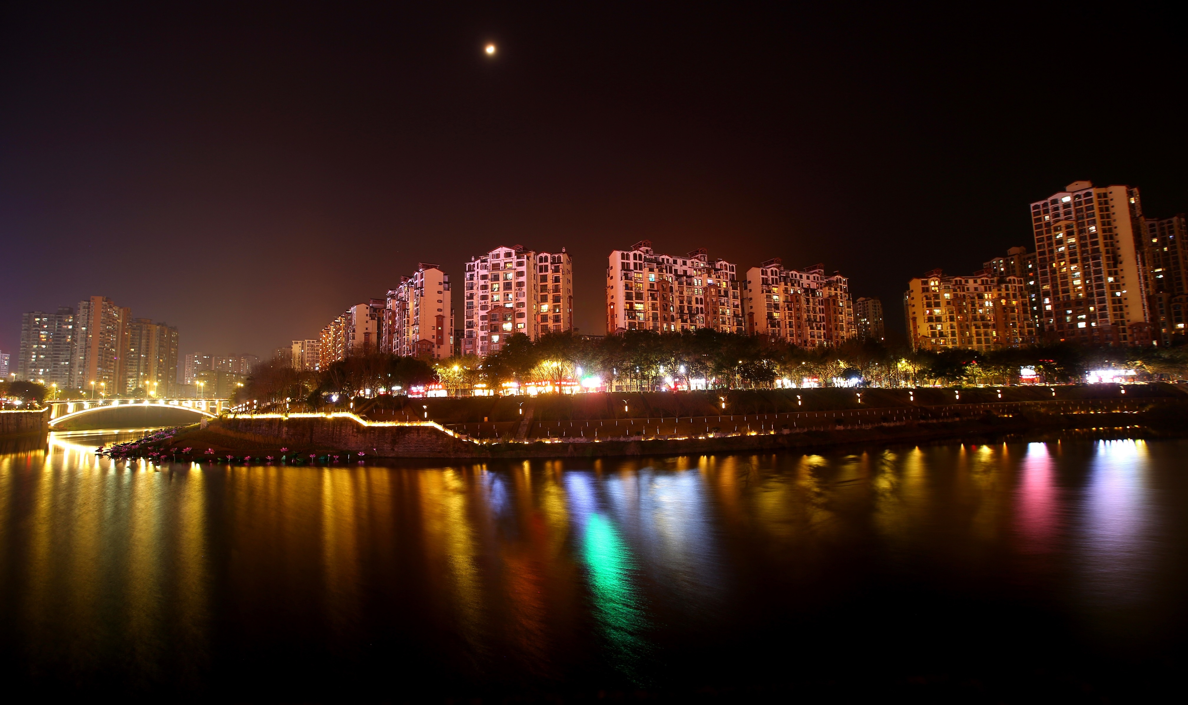 重庆荣昌:灯饰亮 年味浓