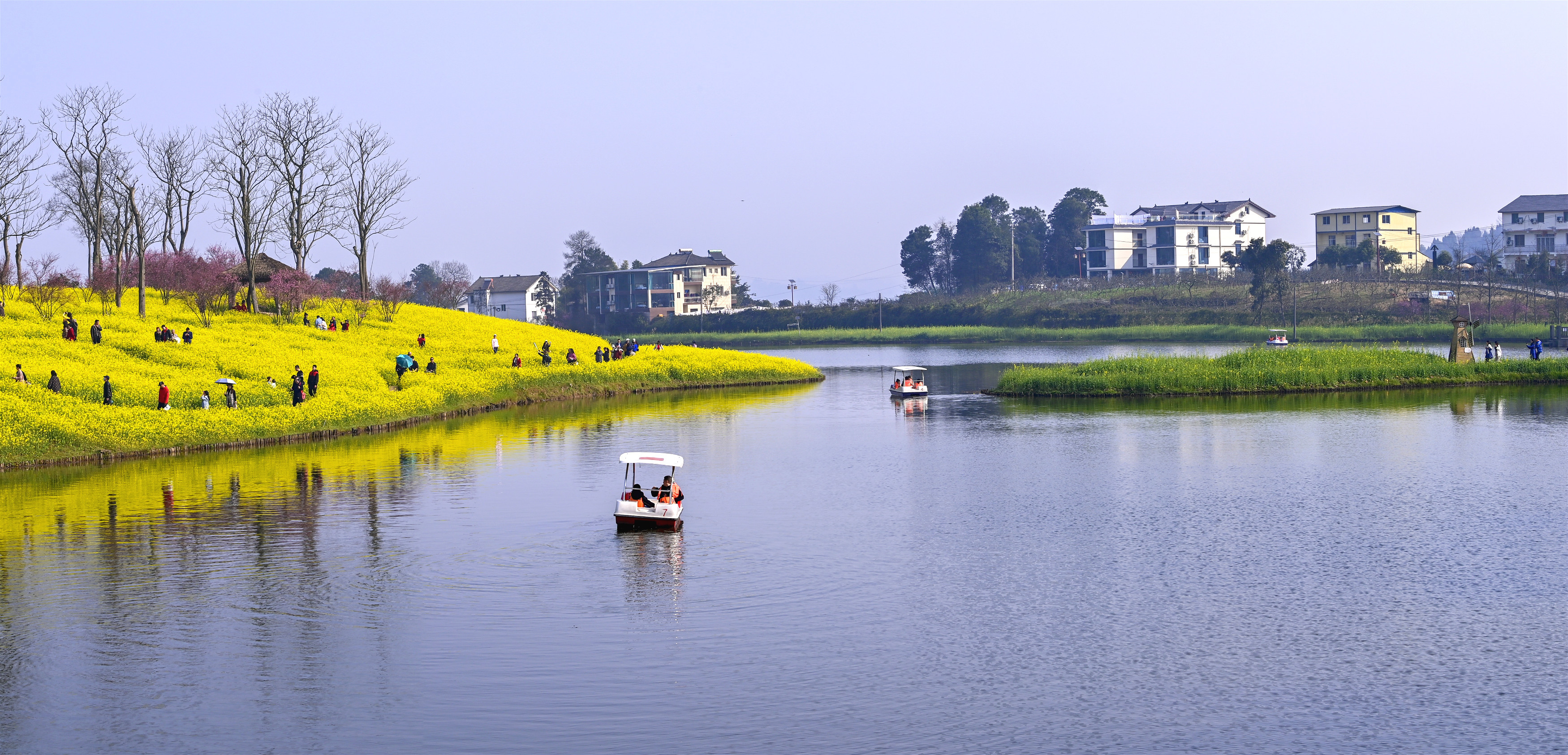 游人泛舟湖上.(摄:冯亚宏)
