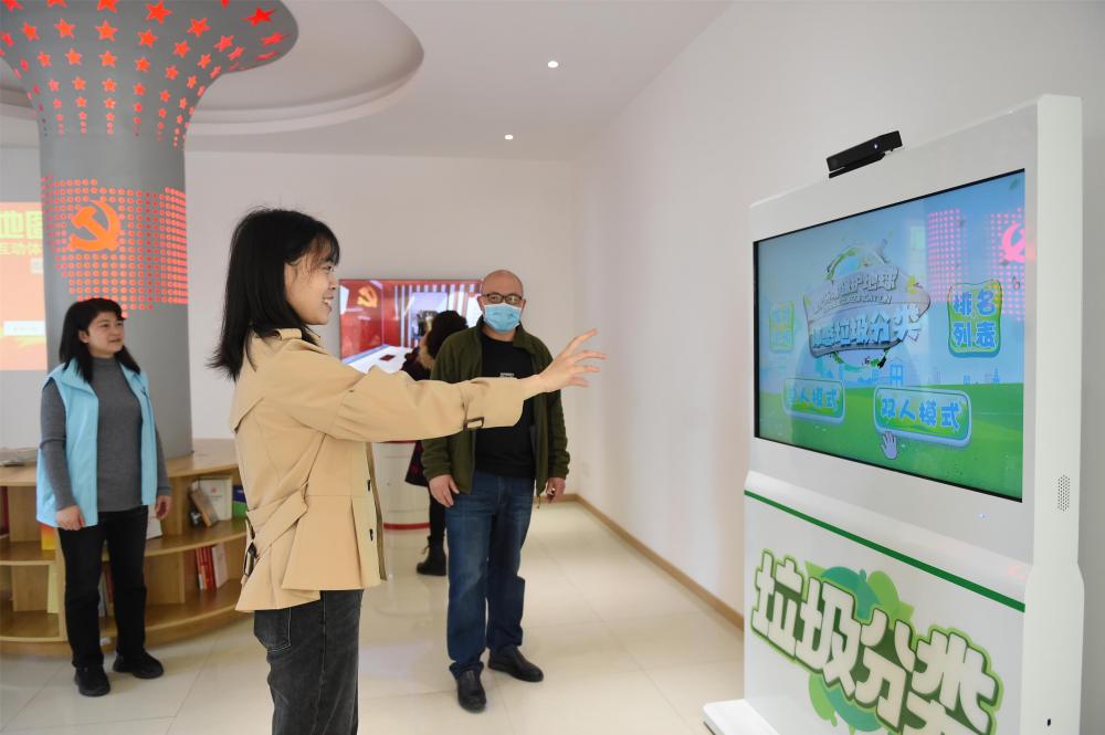 渝碚路街道杨公桥社区互动体感游戏让垃圾分类成为新时尚