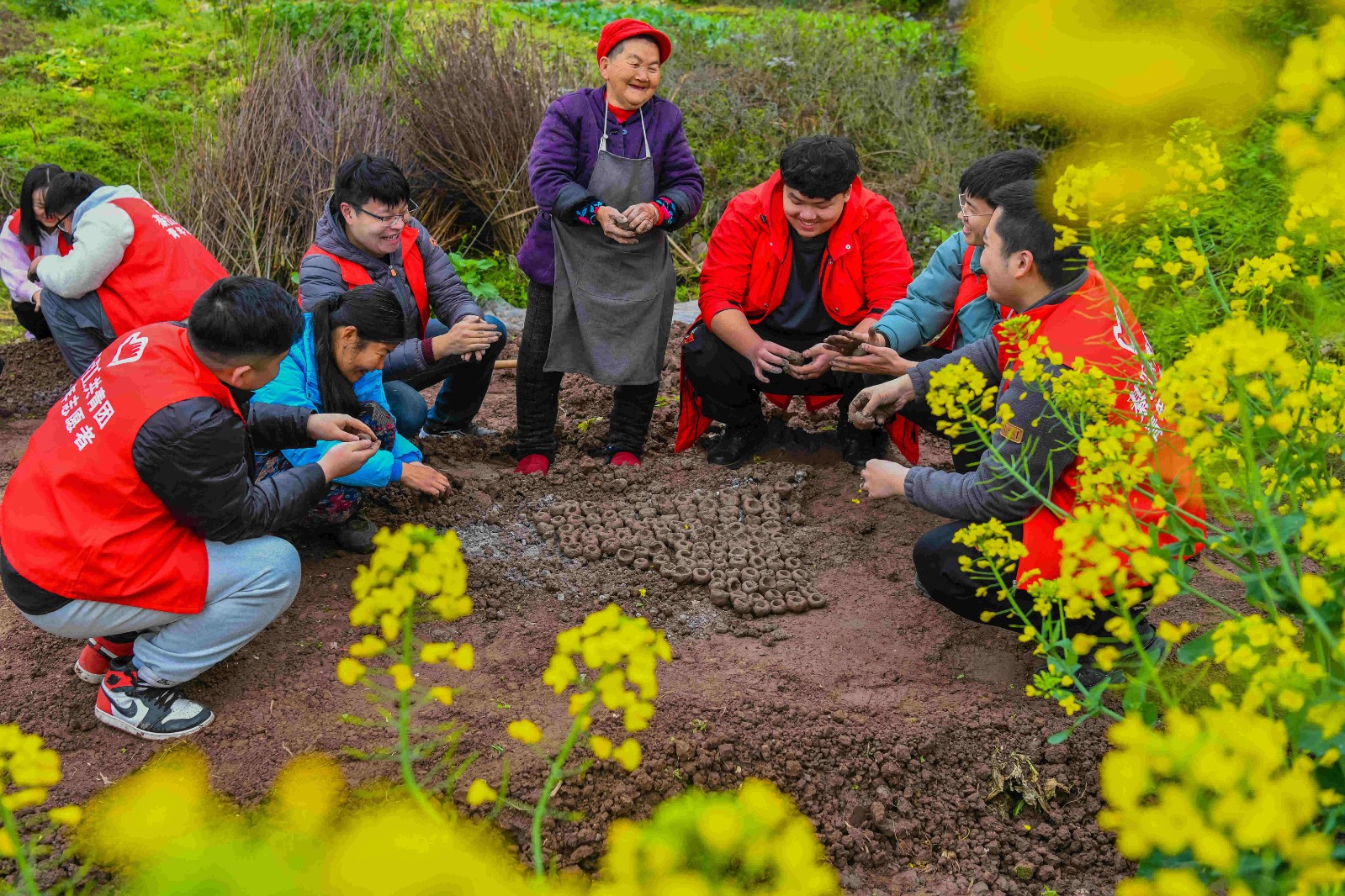 綦江:青年志愿者走进乡村助农生产