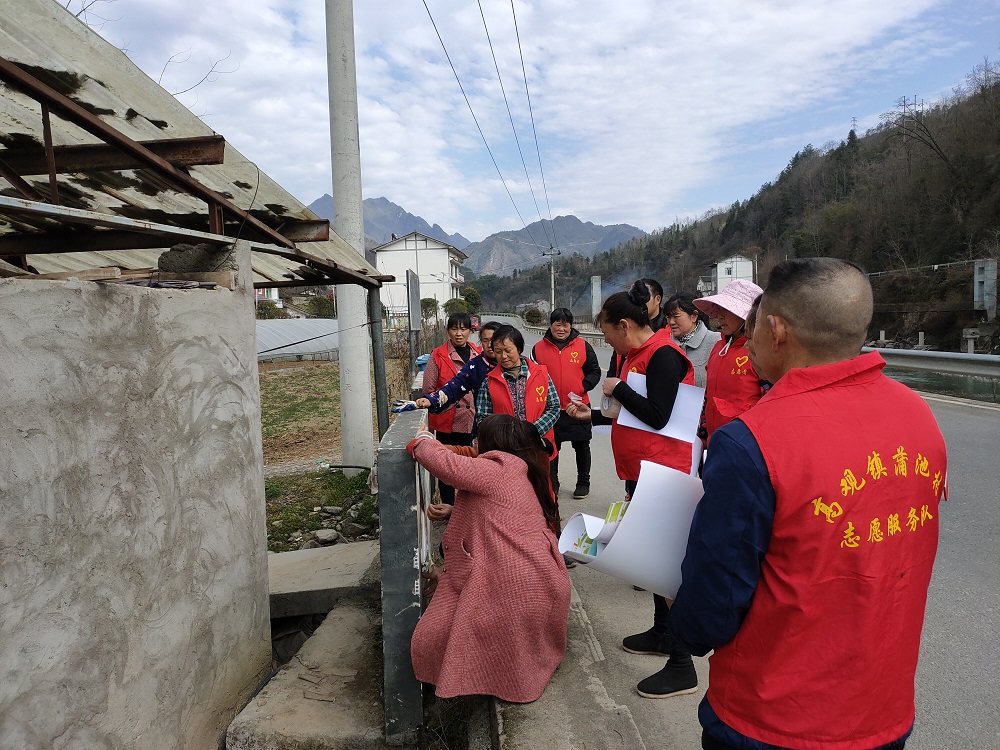 蒲池村3月4日张贴垃圾分类海报践行雷锋精神.jpg