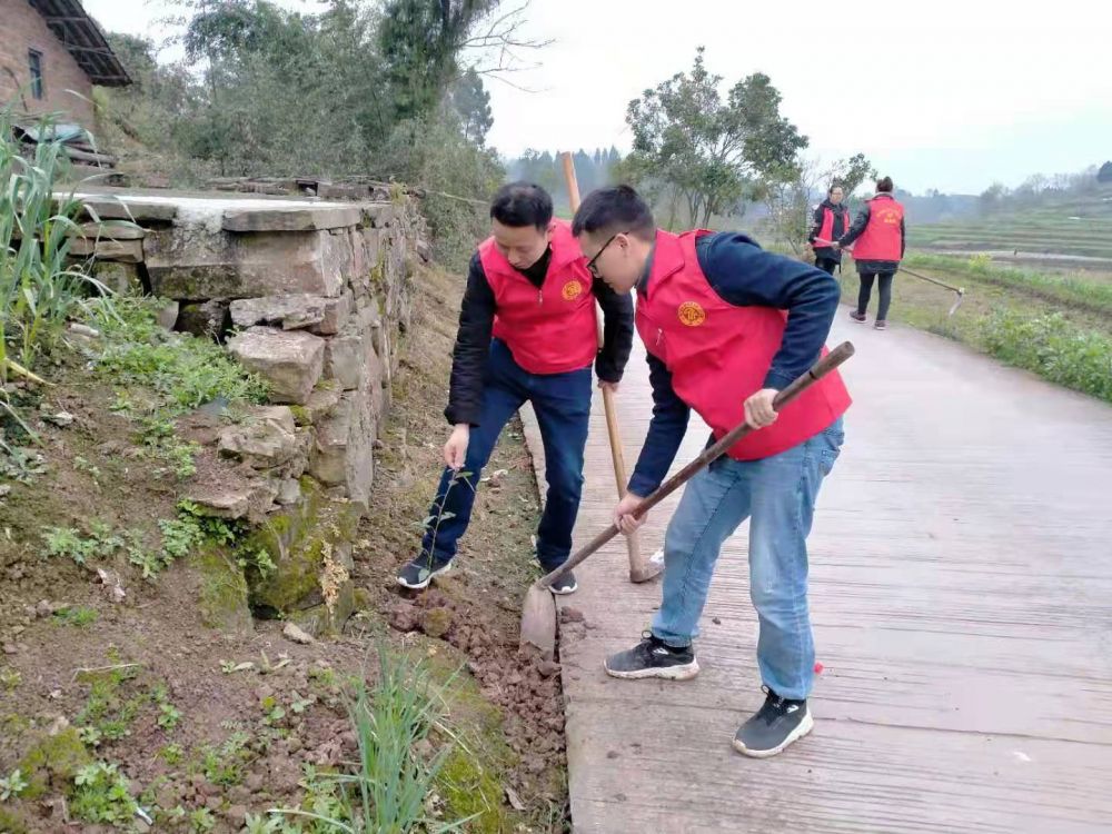 此图为退役军人志愿者正在植树