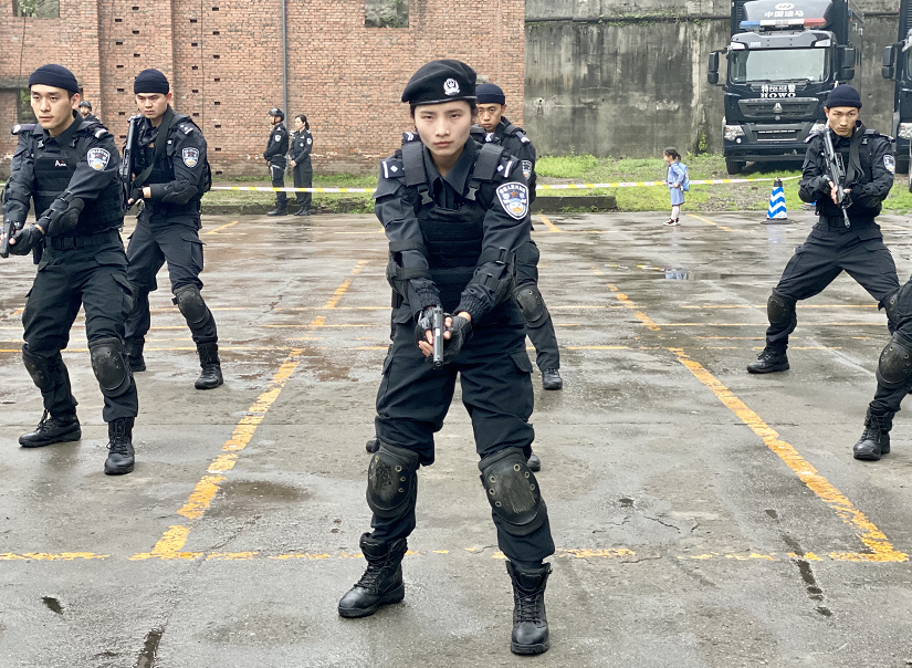 在攀登训练场,特警队员如"蜘蛛侠"般飞檐走壁,利用索降从楼顶速降至