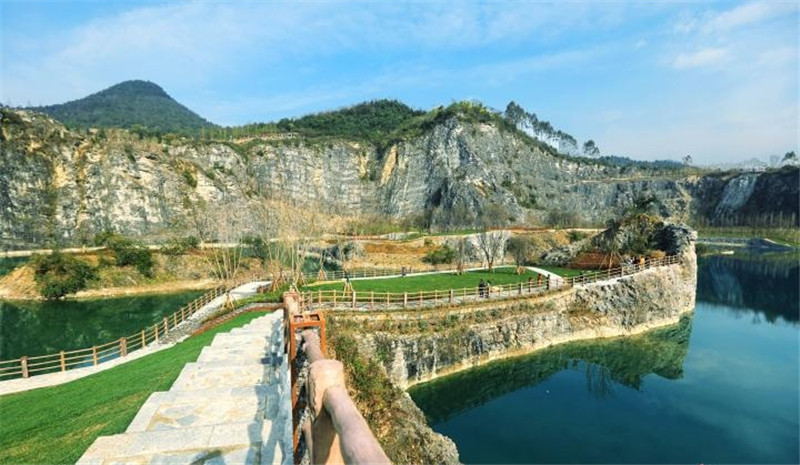 據介紹,整個礦山公園有41個較大的廢棄礦坑,沿渝北區玉峰山,石船,古路