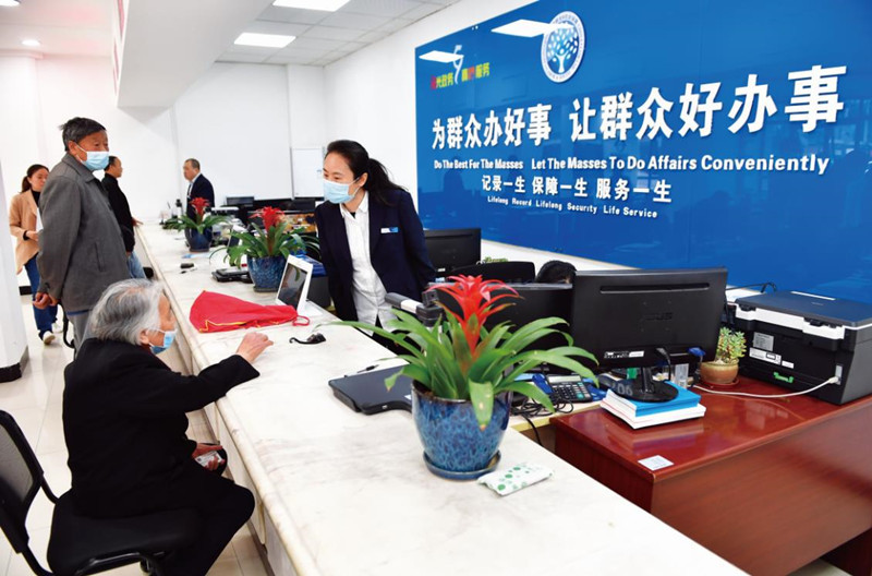 九龙坡区黄桷坪街道的"一窗综办"窗口.(摄影:王茂松)