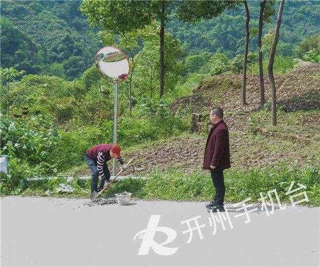 南雅镇筹资，对乡村道路急弯路段，加装了道路凸透镜“泛亚电竞”(图2)