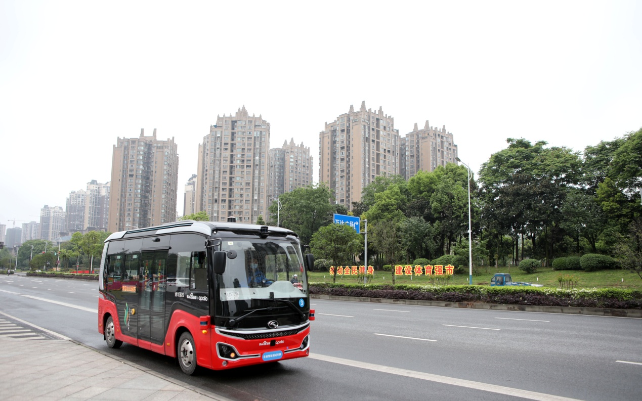 4月16日，自动驾驶公交车行驶在兴龙大道上。.png