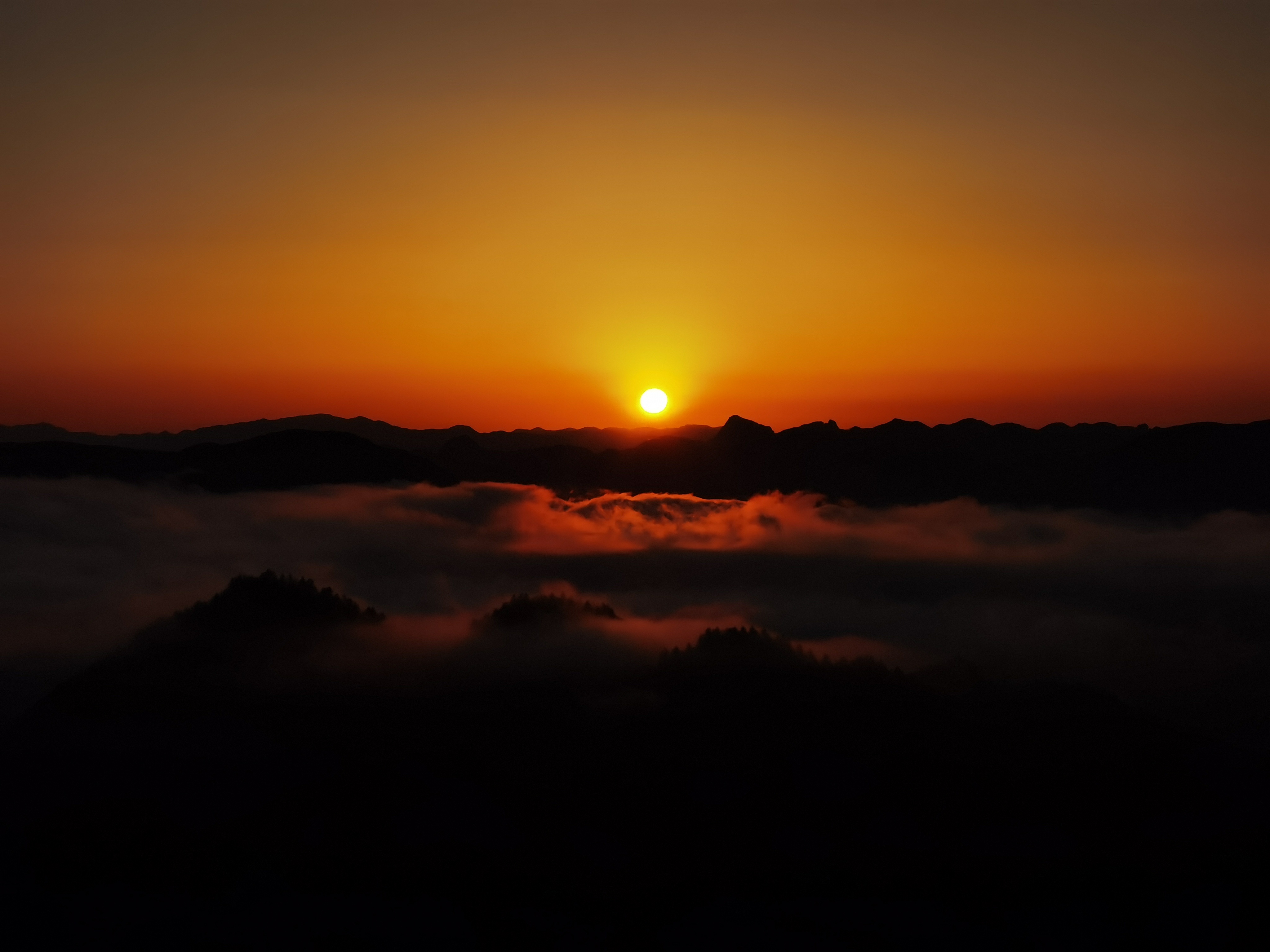 雨过天晴,重庆城口双河乡天星村迎来了日出景观(王超 摄)