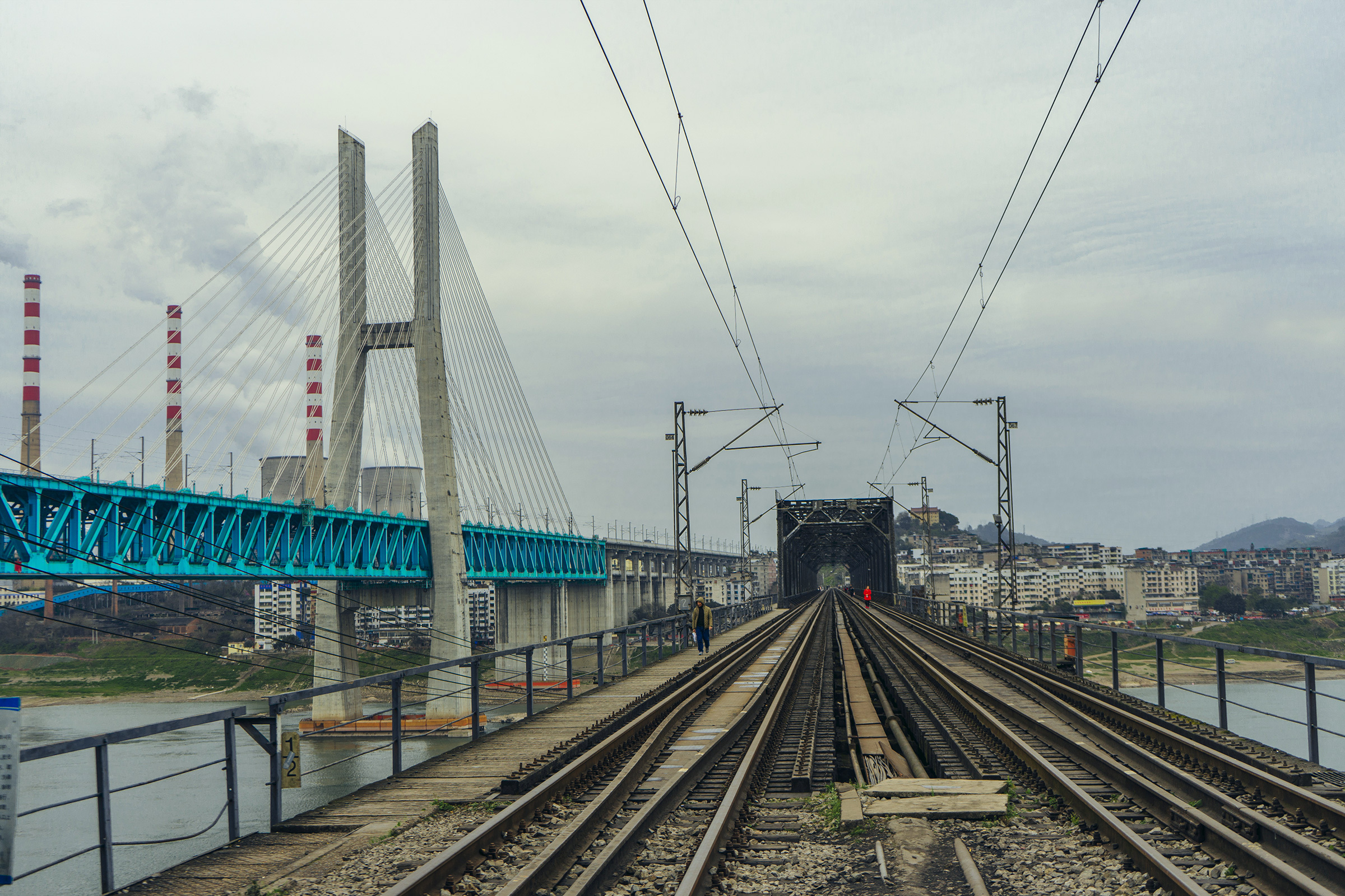 白沙沱和江津区珞璜镇之间的白沙沱长江大桥,是重庆的第一座长江大桥