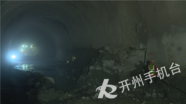 江南JN体育登录入口：快了！快了！城开高速通车快了！今晨大树梁隧道实现双洞贯通！(图3)