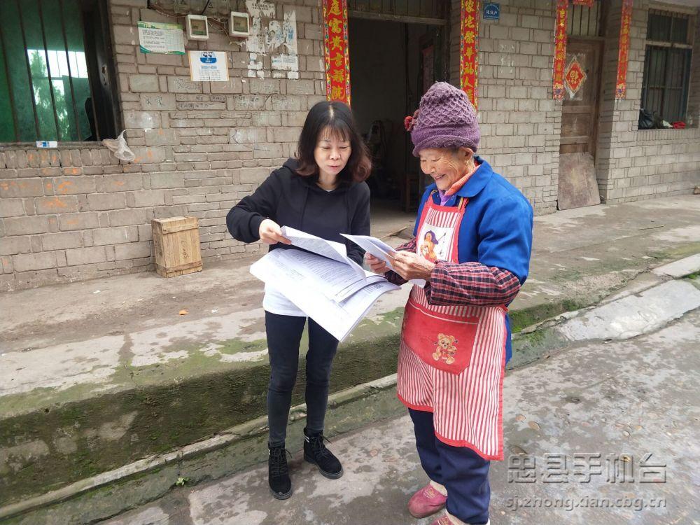 1忠州街道司法所工作人员到灯树社区向群众宣传《民法典》、防电信诈骗知识等。