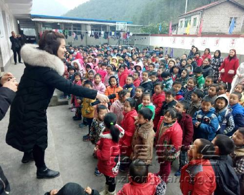 【"三八"妇女节】县广播电视台女职工与中星小学师生共庆"三八"-忠县