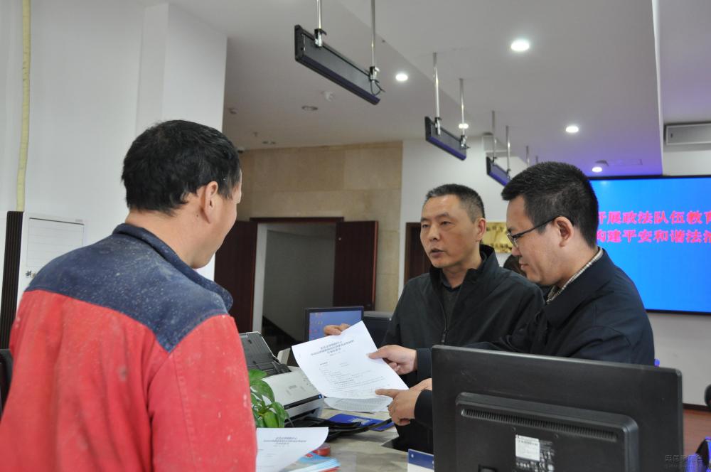 2县法律援助中心以告知承诺的方式为群众办理法律援助申请。