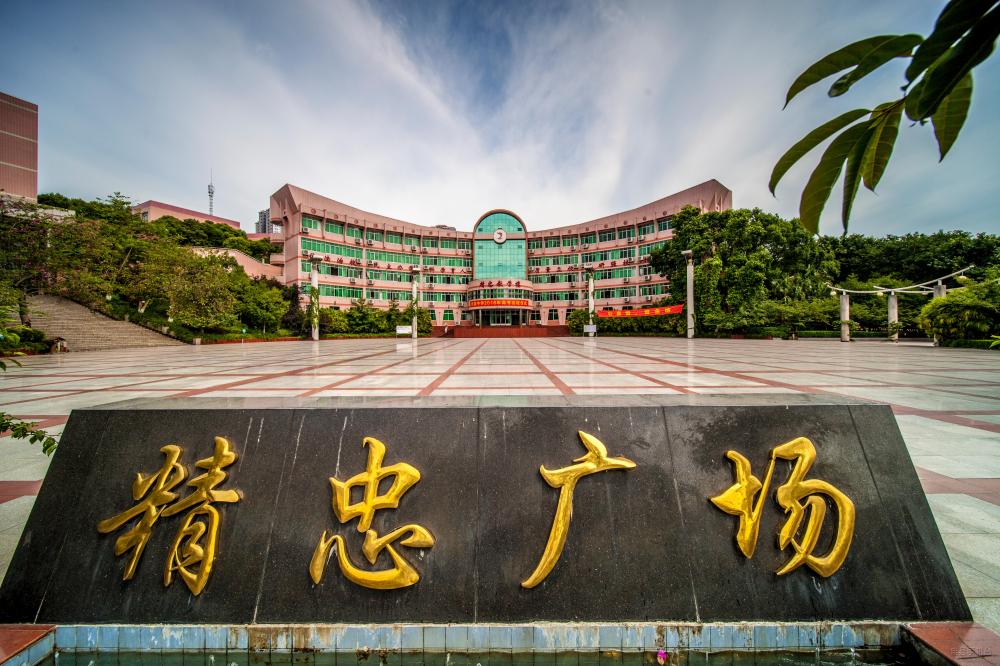 走进忠县中学校园美景令人流连忘返