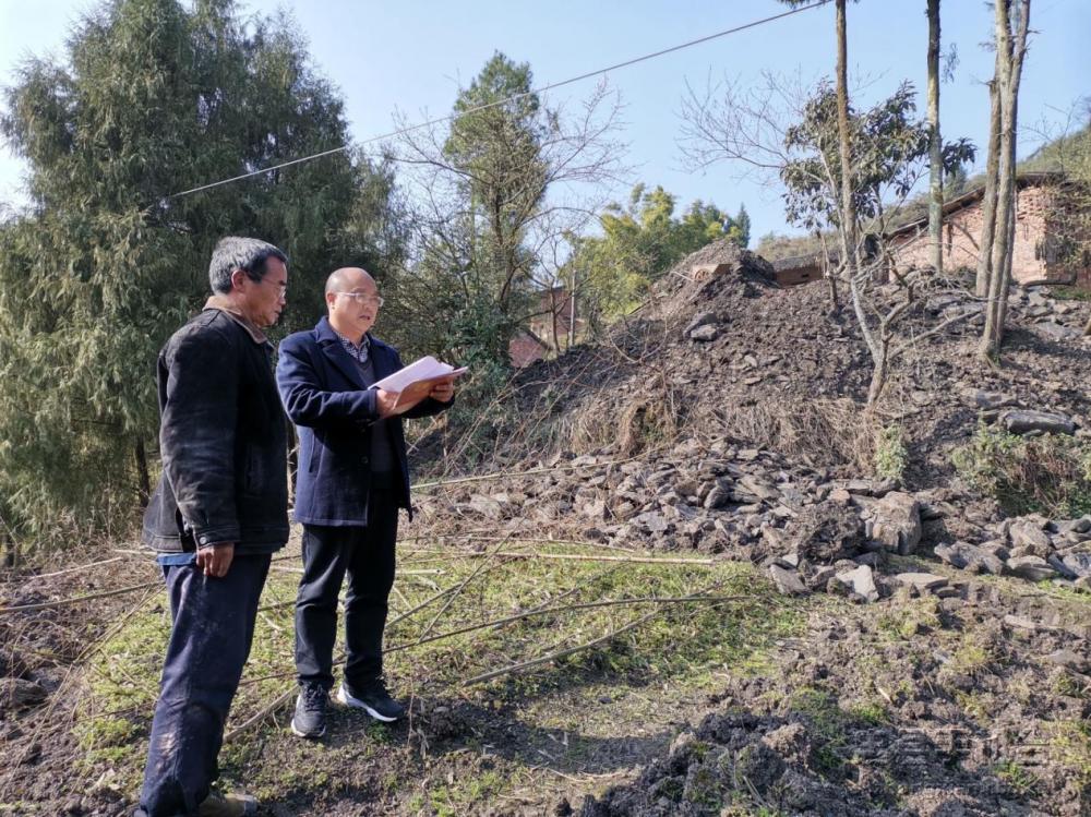 3新生司法所工作人员现场调解天池村王本大与王本明兄弟土地纠纷。