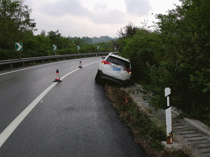 高速执法部门提醒,驾驶员朋友在雨天行车时一定要控制车速保持车距