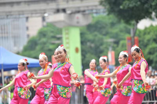 广场舞比赛现场。周邦静摄