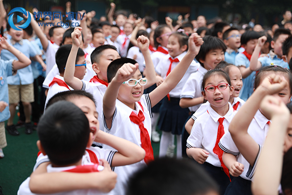 圖一臺(tái)下同學(xué)們吶喊助威。孫小丹攝.JPG