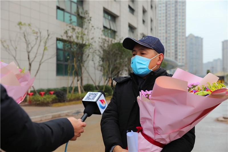 接受记者采访
