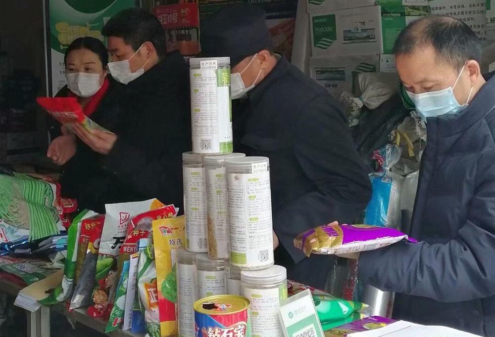 03、执法检查种子销售店。