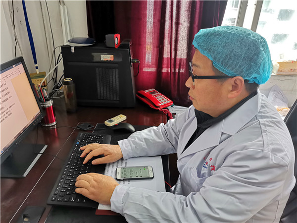 杨军在整理资料