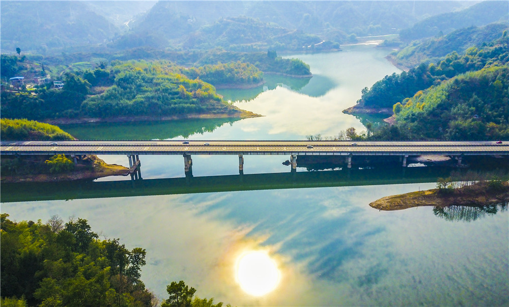 g42沪蓉高速梁平段沙坝水库路段熊伟 摄