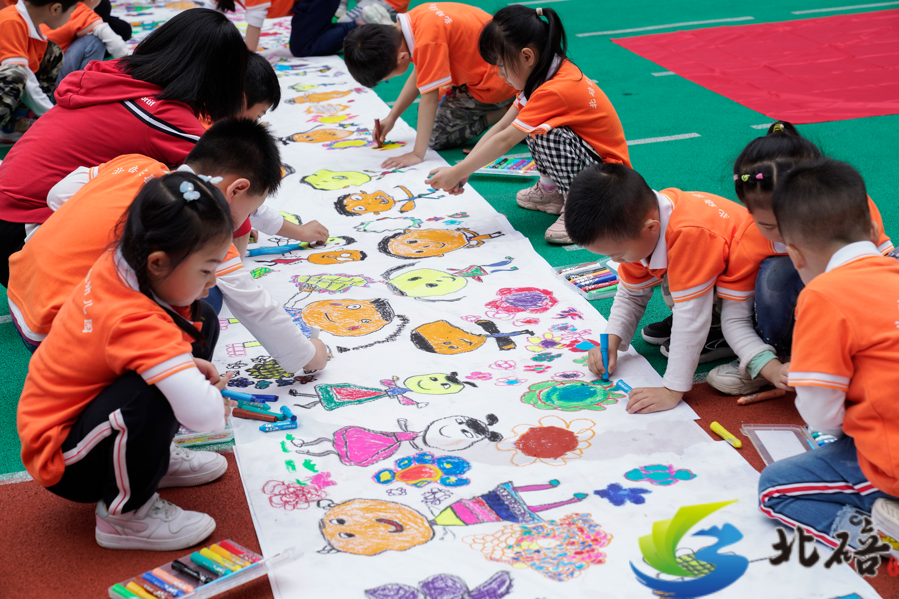 2021年5月26日，重庆市北碚区实验幼儿园开展“花儿朵朵向太阳 百米长卷映童心”主题绘画活动。秦廷富  摄  （16）_1622045225934.jpg