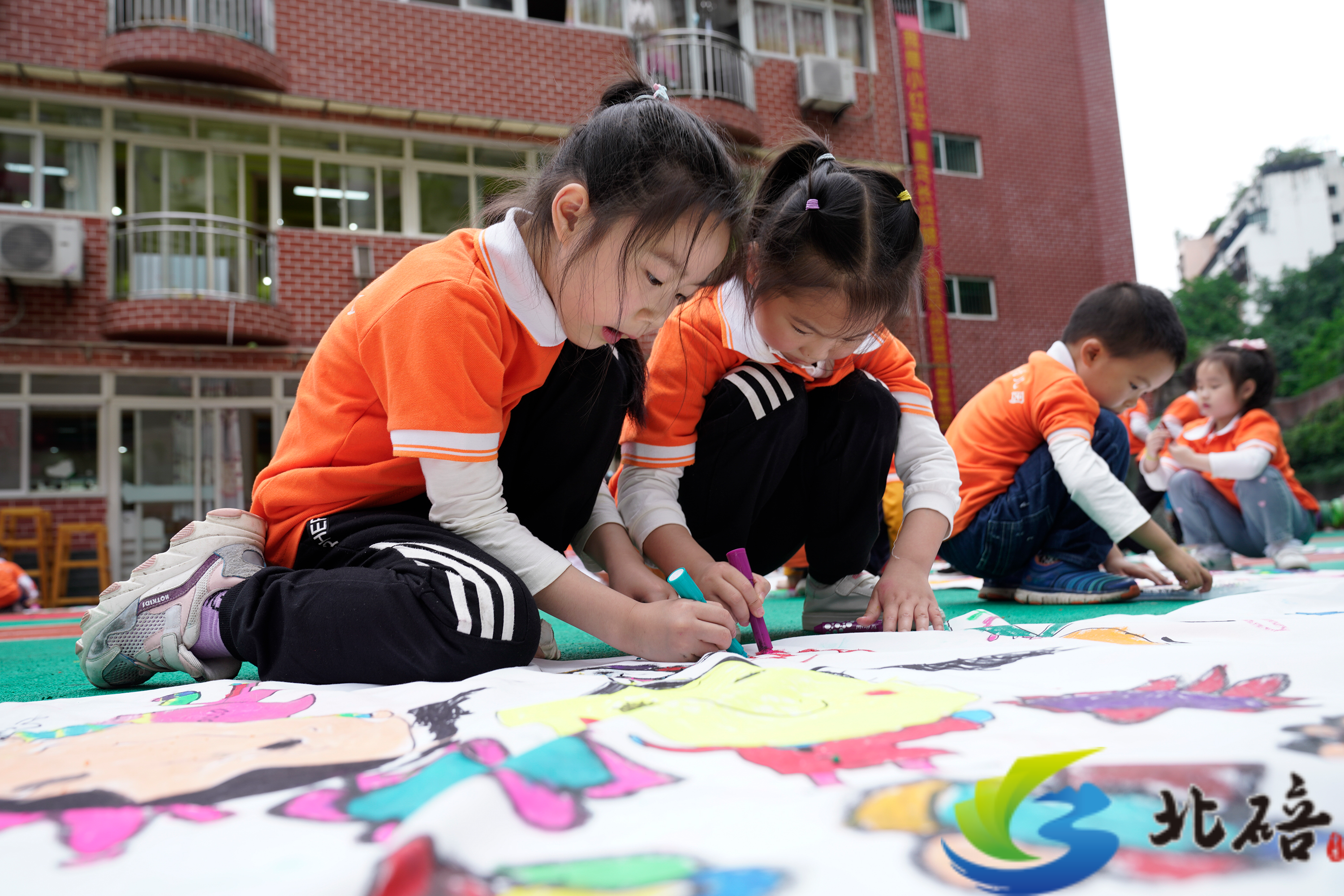 2021年5月26日，重庆市北碚区实验幼儿园开展“花儿朵朵向太阳 百米长卷映童心”主题绘画活动。秦廷富  摄  （15）_1622045224790.jpg