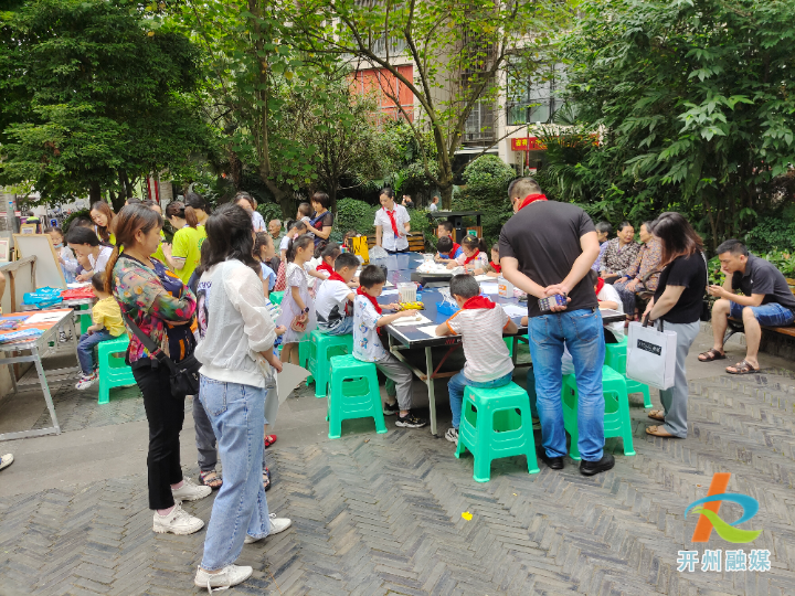 今天是“六一”节，开州这个小区搭舞台，百余名小朋友晒才艺【泛亚电竞】(图5)