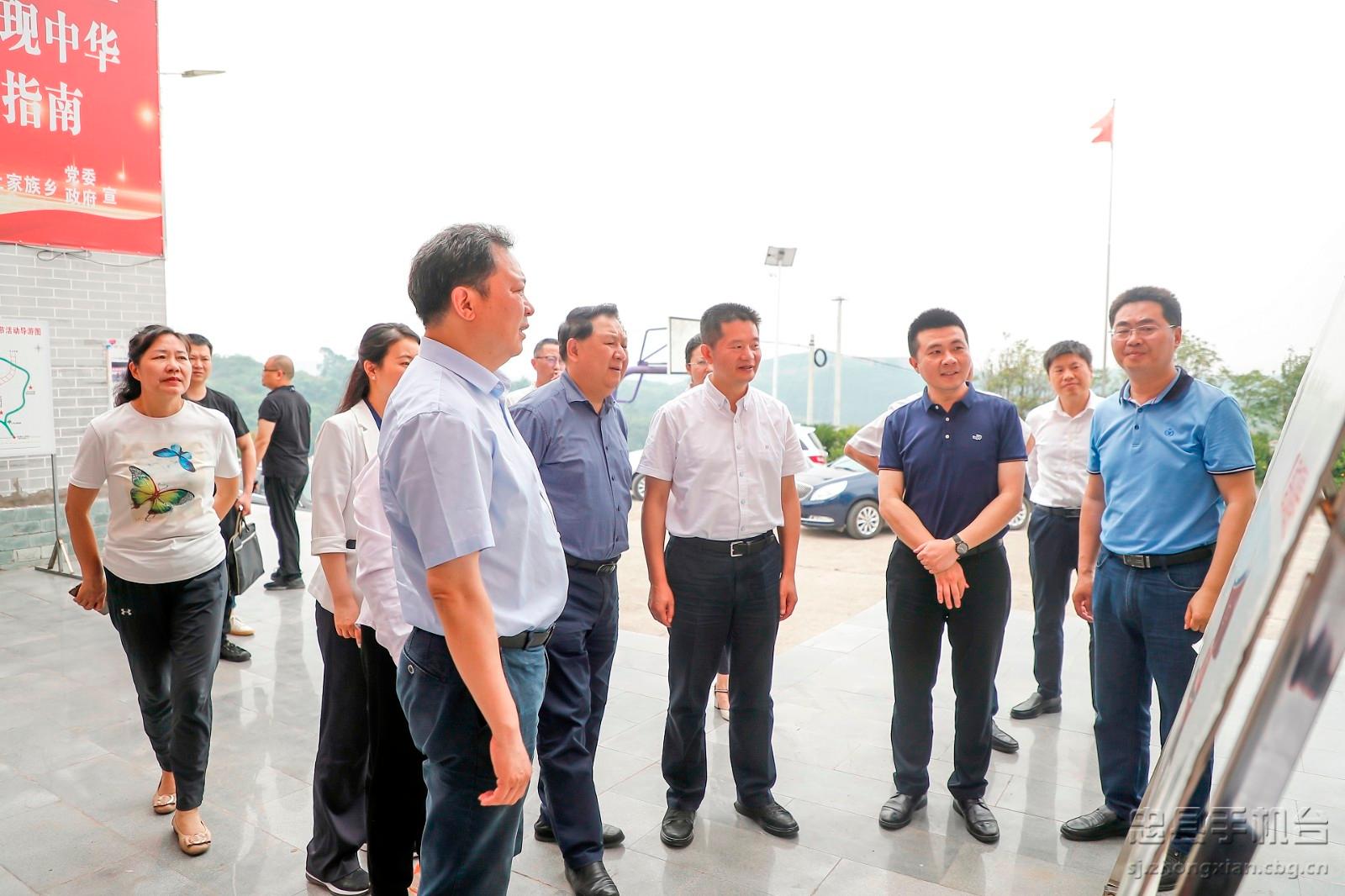 县委书记江夏,市信访办党组副书记,副主任梅永康,县长黄祖英参加.