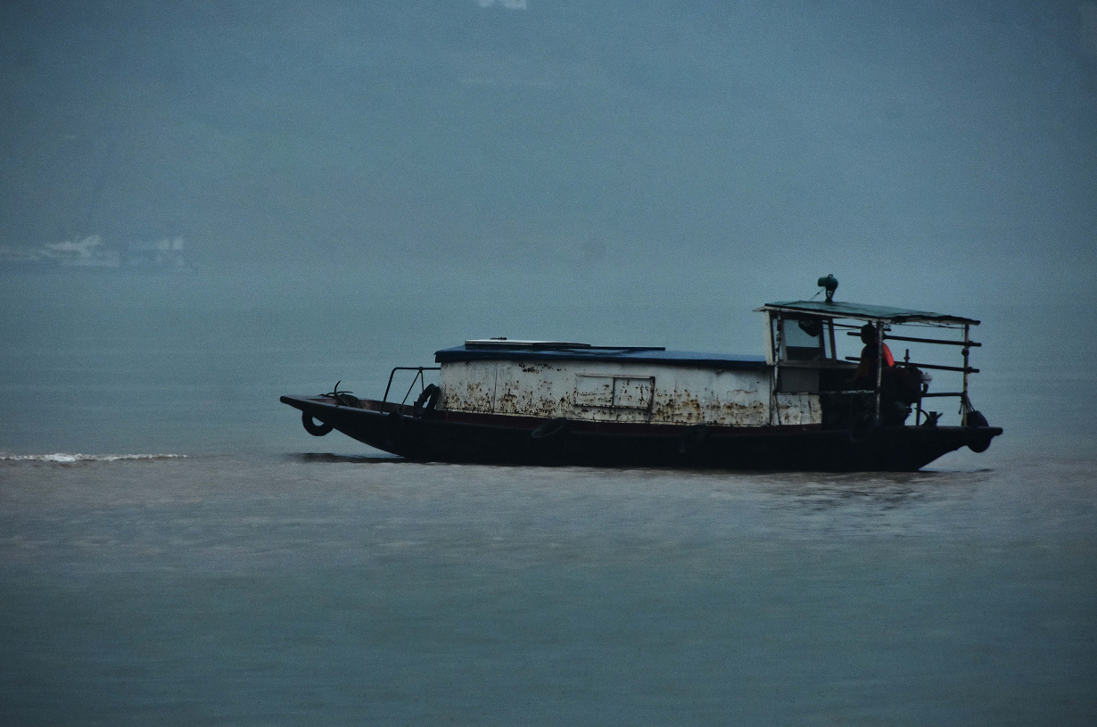 重庆巫山自用船只搁浅海事出手救援